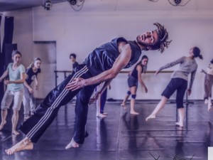 Резидентската програма на Derida Dance Center представя „Lār“ на австралийския хореограф Тобая Буут - Ремърс