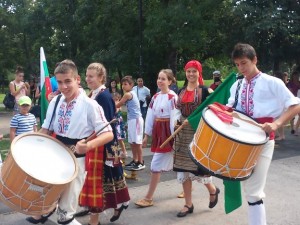 Хоро край езерото в квартал "Дружба" през юли