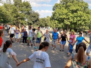„Хоро край езерото“ през месец юли